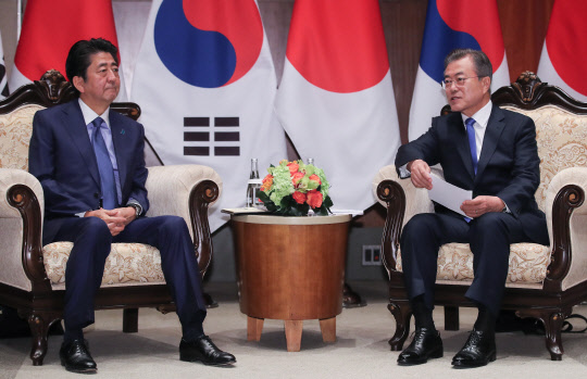 유엔 총회 참석 중인 문재인 대통령이 25일 오전(현지시간) 미국 뉴욕 파커 호텔에서 아베 신조 일본 총리를 만나 평양에서 열렸던 남북정상회담 결과를 설명하고 있다.   연합뉴스
